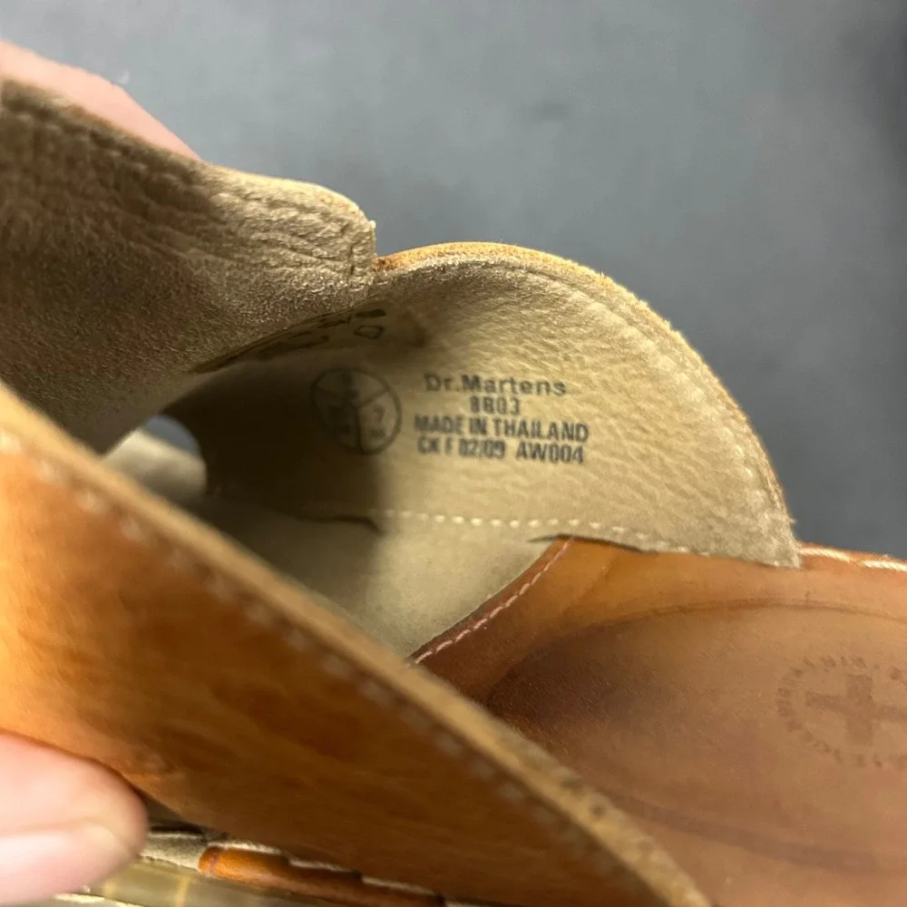 Dr. Martens 8B03 Thong Sandals Womens 7 Tan Leather Good AirWair Slides